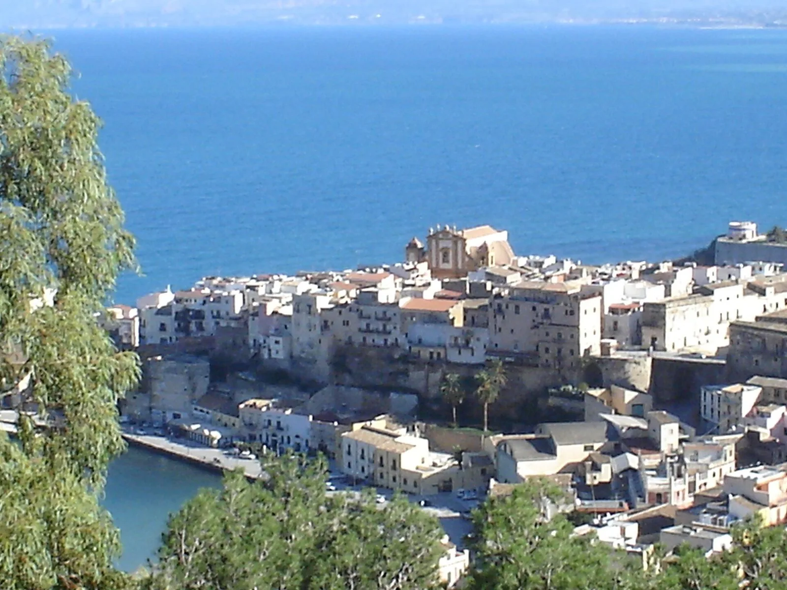 Castellammare del Golfo e il golfo visti dall'alto